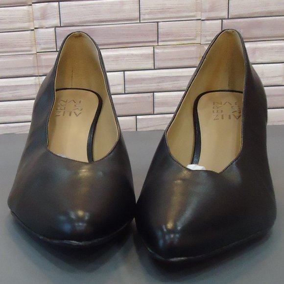 Naturalizer Black Heels Classic Design - Picture 4 of 15